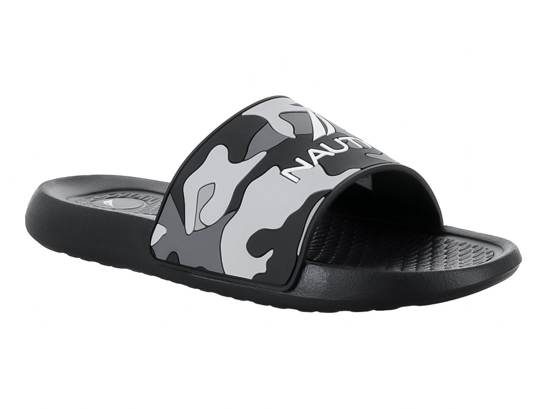 Sandalia slide Nautica color negro con correa de estampado camuflaje en tonos gris y negro.