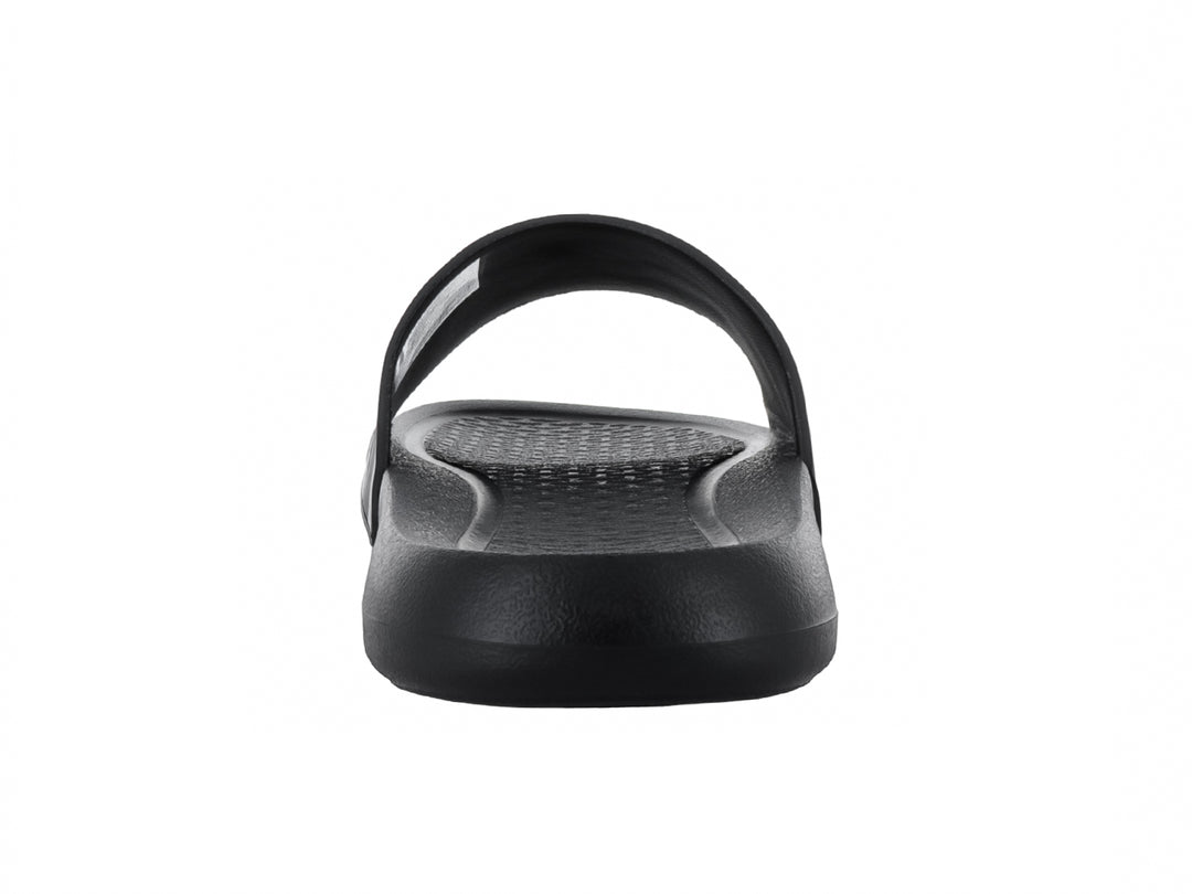 Sandalia slide Nautica color negro con correa de estampado camuflaje en tonos gris y negro.