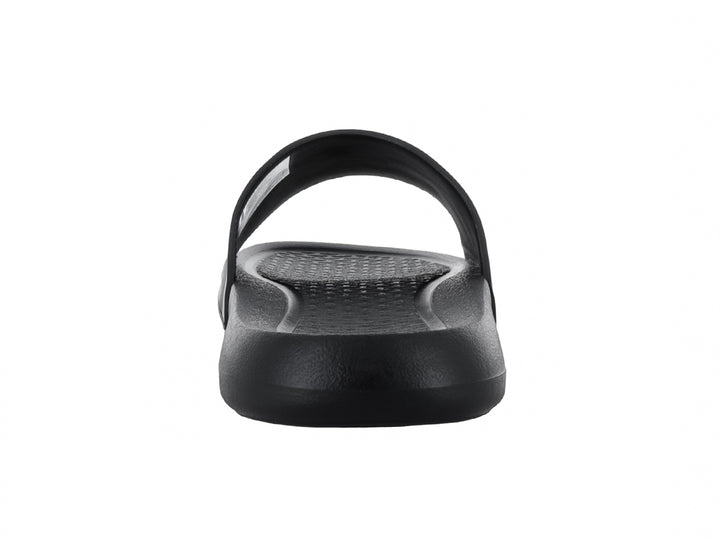 Sandalia slide Nautica color negro con correa de estampado camuflaje en tonos gris y negro.