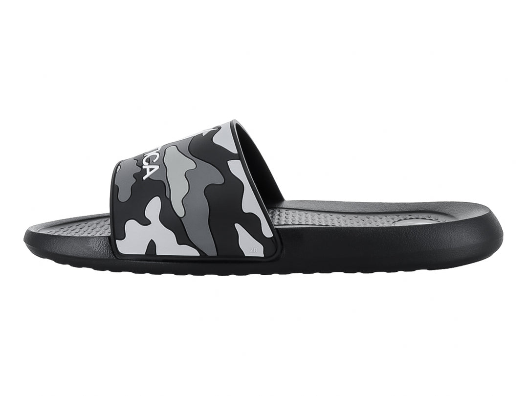 Sandalia slide Nautica color negro con correa de estampado camuflaje en tonos gris y negro.