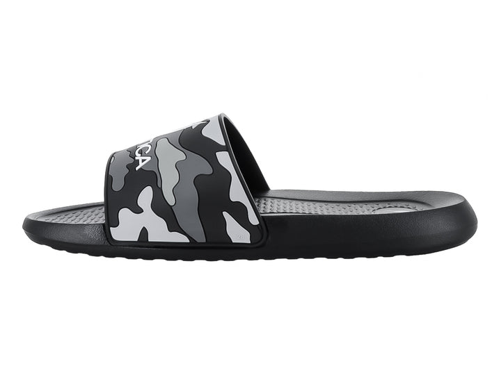 Sandalia slide Nautica color negro con correa de estampado camuflaje en tonos gris y negro.