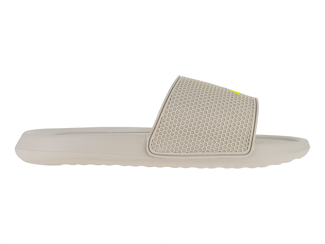 Sandalia deslizable Nautica color beige con correa de textura hexagonal.