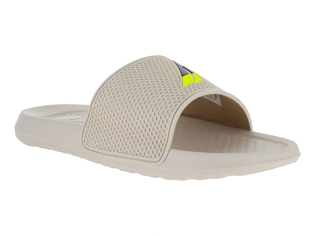 Sandalia deslizable Nautica color beige con correa de textura hexagonal.