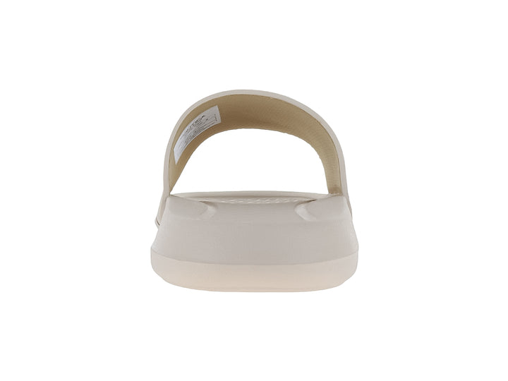 Sandalia deslizable Nautica color beige con correa de textura hexagonal.