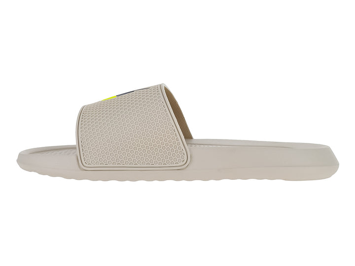 Sandalia deslizable Nautica color beige con correa de textura hexagonal.