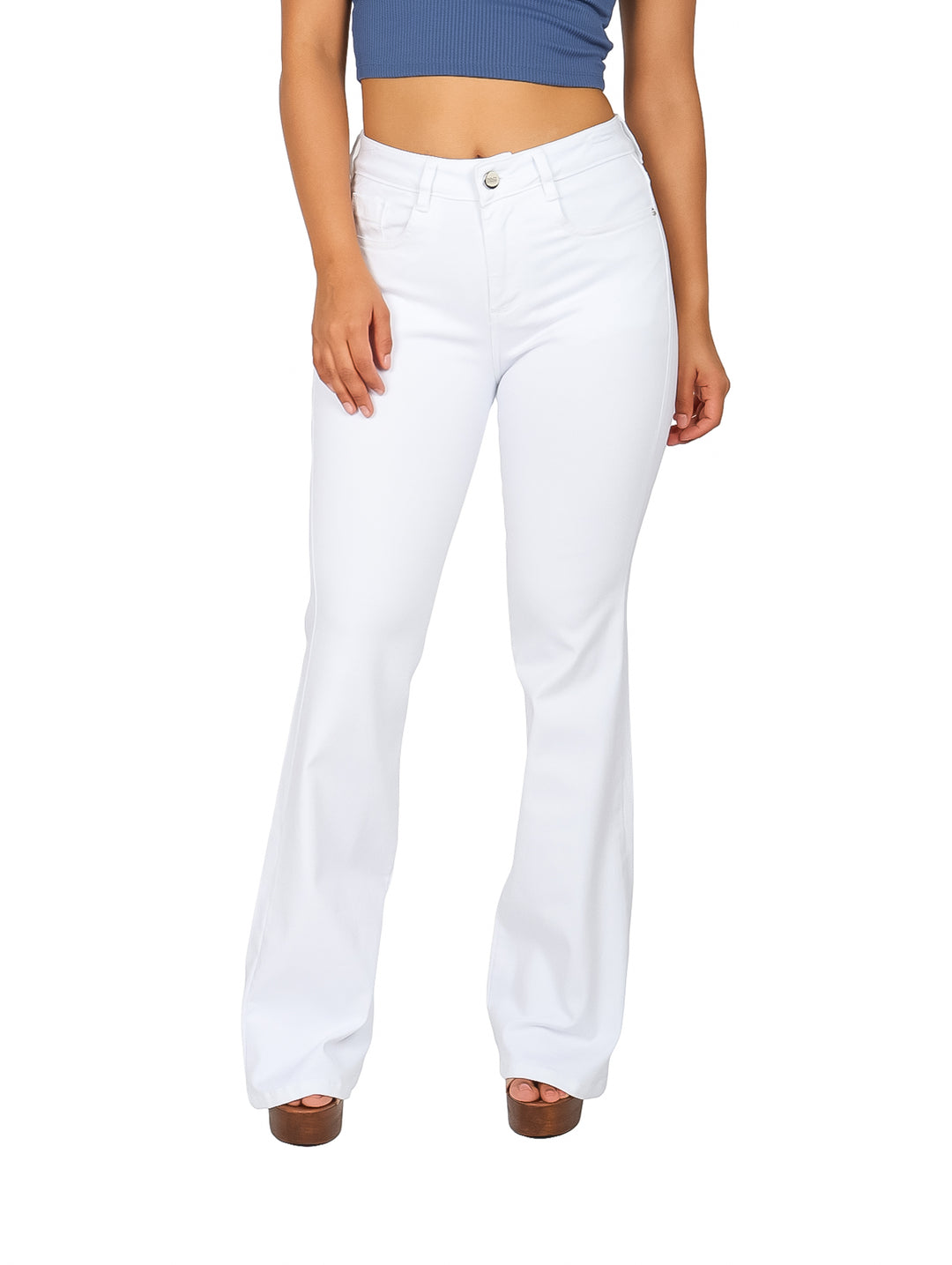 Mujer vistiendo pantalones jeans campana de color blanco y talle alto.