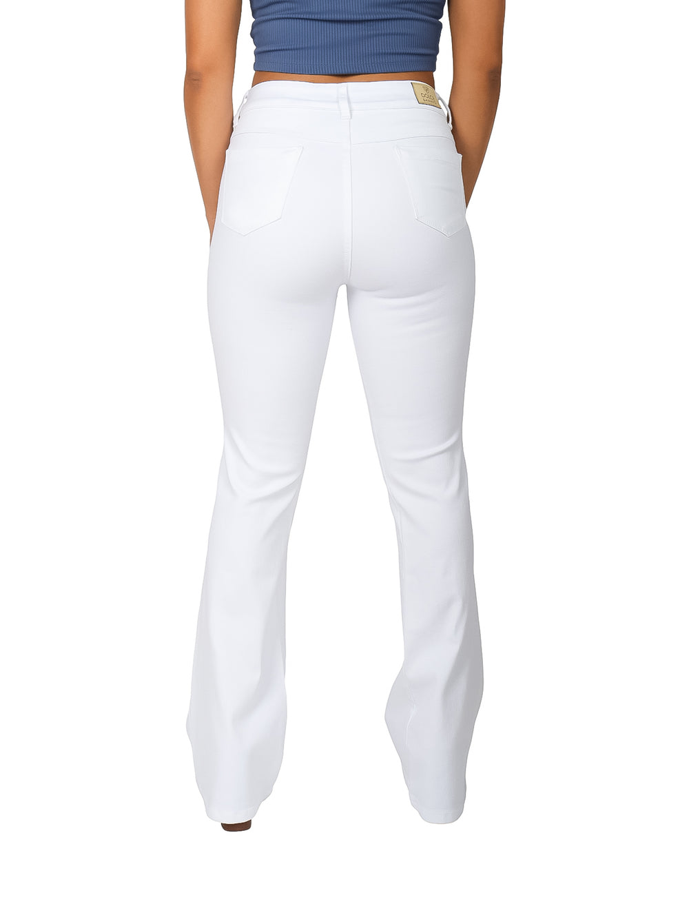 Mujer vistiendo pantalones jeans campana de color blanco y talle alto.