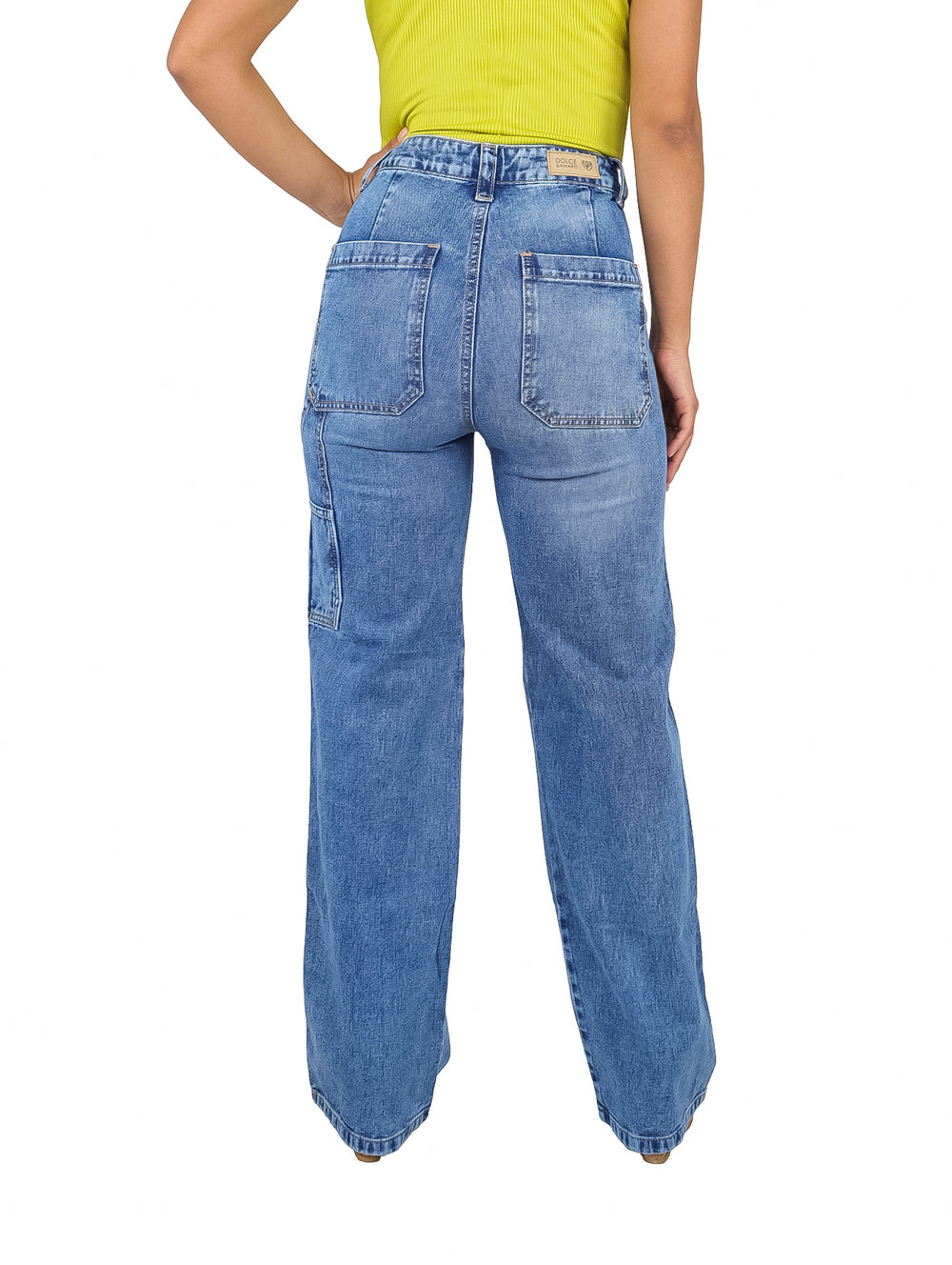 Mujer vistiendo pantalones jeans azul claro de corte ancho estilo carpintero con bolsillos laterales.
