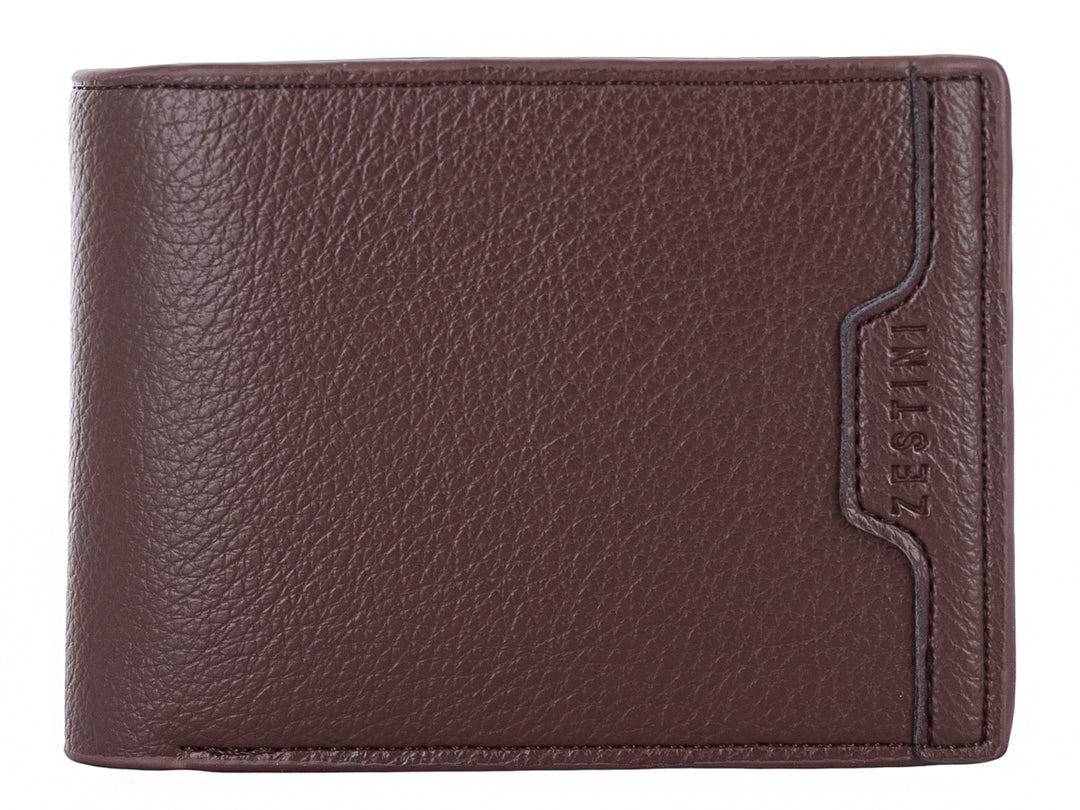 Cartera bifold de color marrón oscuro con textura granulada y detalle grabado.