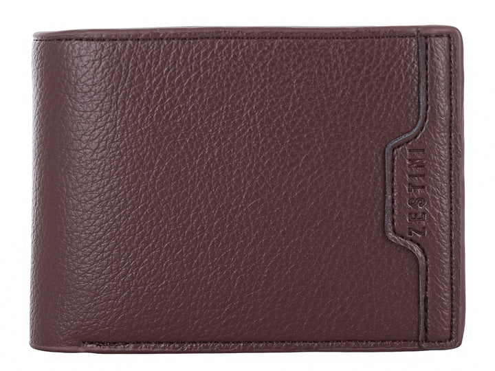 Cartera bifold de color marrón oscuro con textura granulada y detalle grabado.