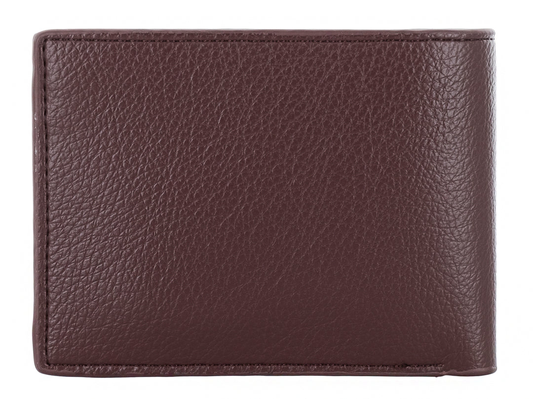 Cartera bifold de color marrón oscuro con textura granulada y detalle grabado.