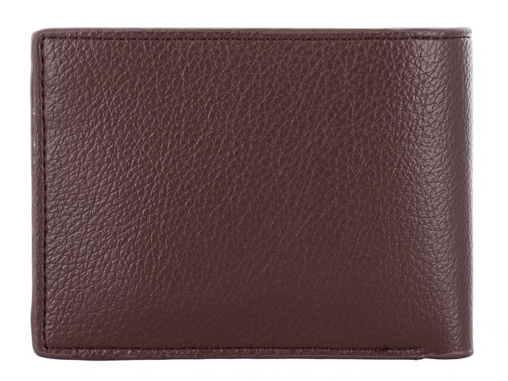 Cartera bifold de color marrón oscuro con textura granulada y detalle grabado.