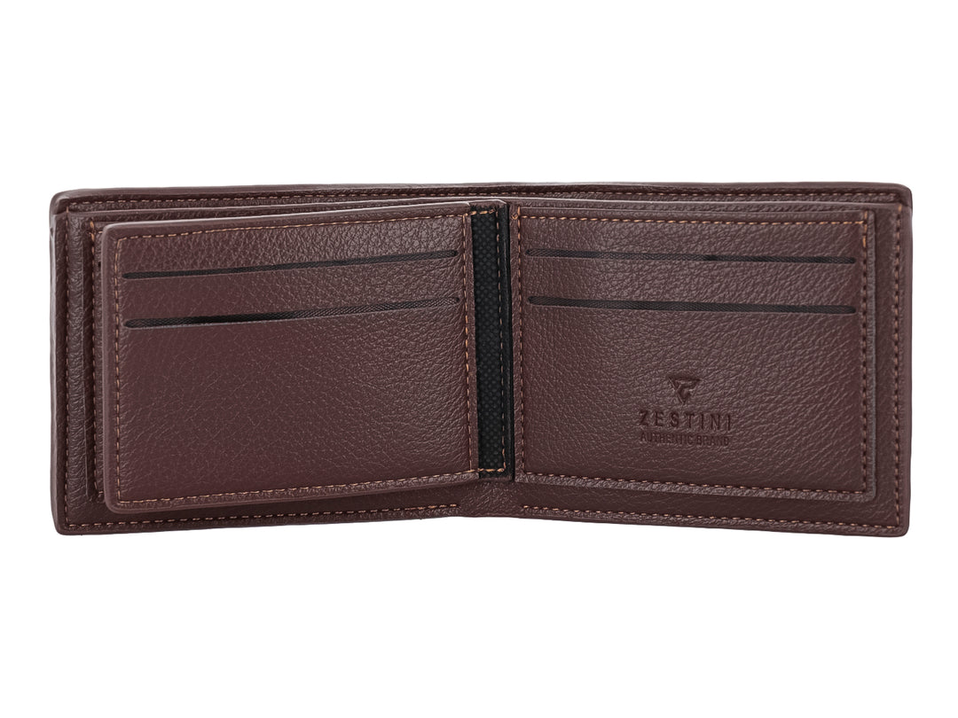 Cartera bifold de color marrón oscuro con textura granulada y detalle grabado.
