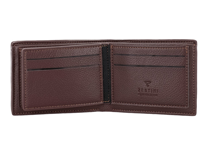 Cartera bifold de color marrón oscuro con textura granulada y detalle grabado.