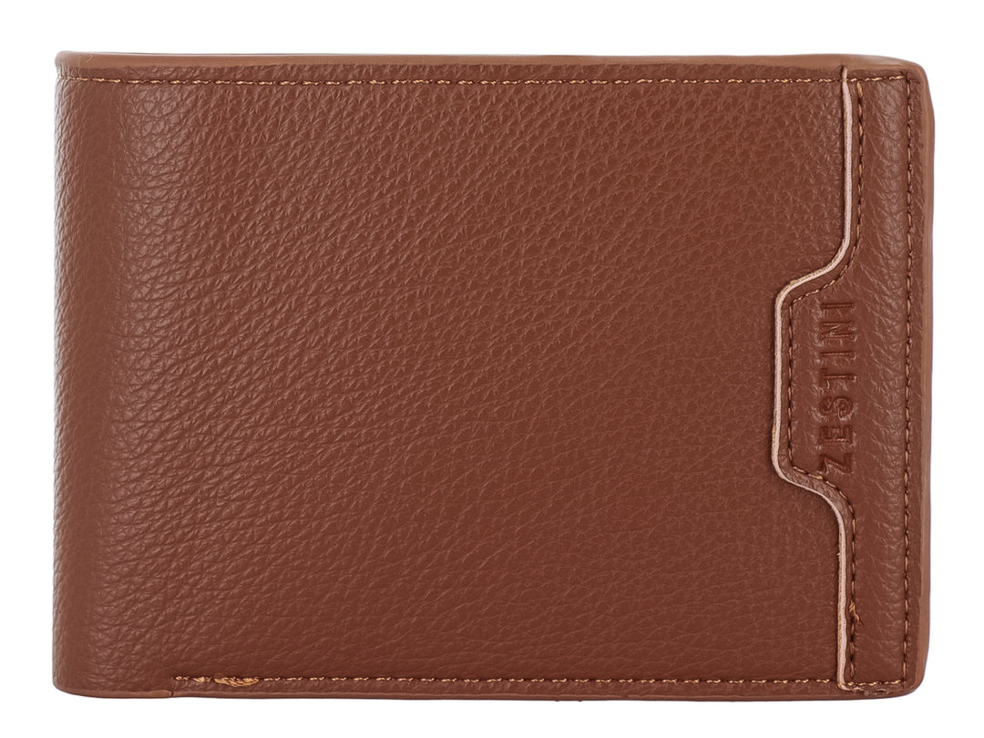 Cartera marrón de cuero sintético con textura graneada y diseño clásico.