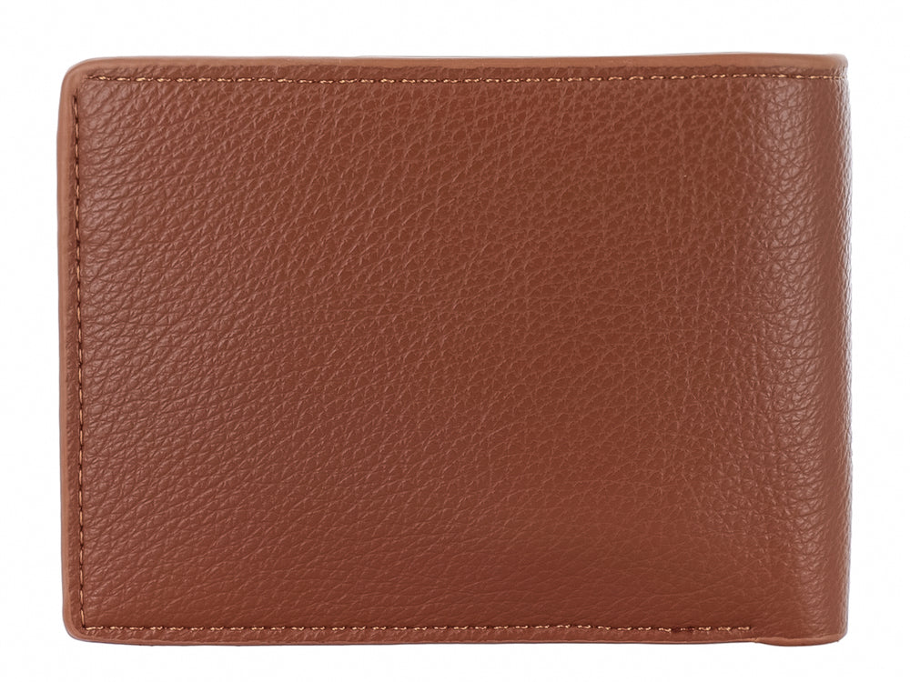 Cartera marrón de cuero sintético con textura graneada y diseño clásico.