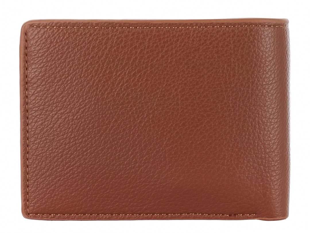 Cartera marrón de cuero sintético con textura graneada y diseño clásico.