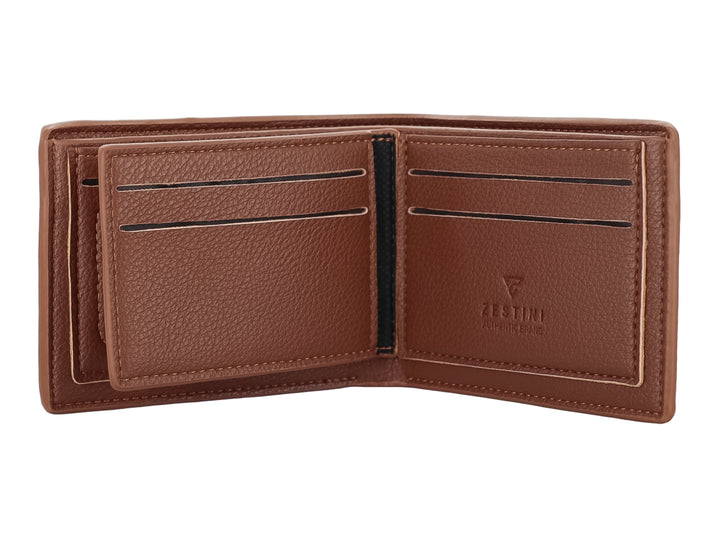 Cartera marrón de cuero sintético con textura graneada y diseño clásico.