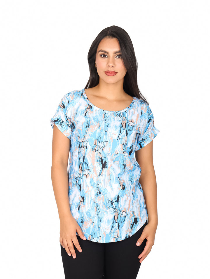 Blusa azul con estampado abstracto multicolor y manga corta.