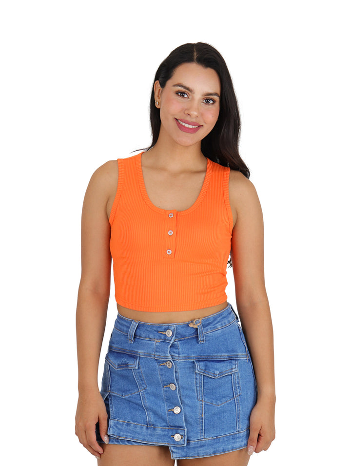 Mujer vistiendo un top corto color naranja sin mangas con botones frontales y textura acanalada.