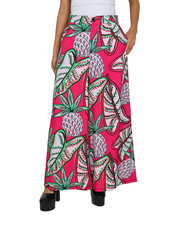 Pantalones culotte color fucsia con estampado tropical de piñas y hojas verdes.
