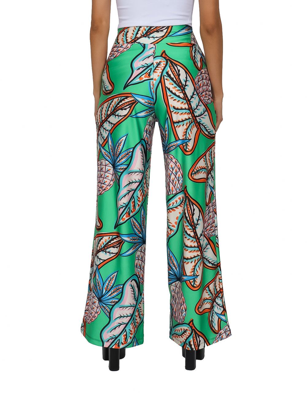 Pantalón verde de pierna ancha con estampado tropical de piñas y hojas en tonos naranja y azul.