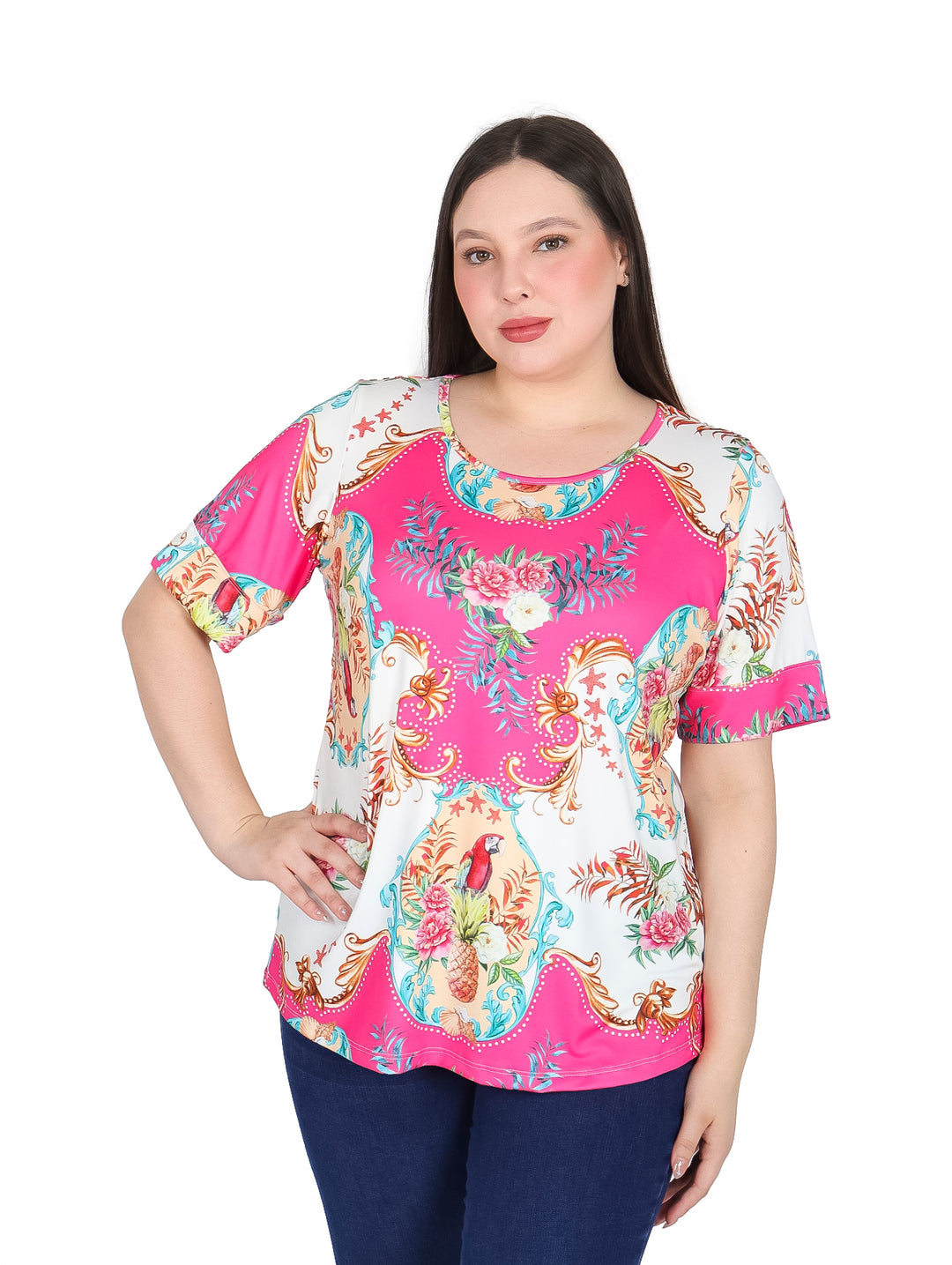Mujer vistiendo blusa de manga corta color fushia y blanco con estampado floral colorido.