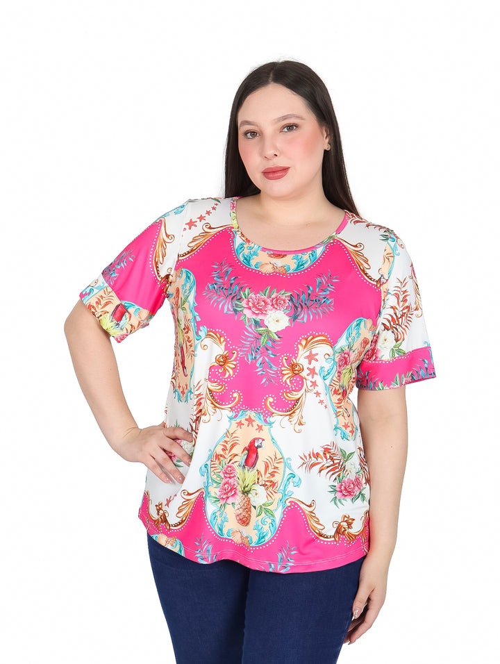 Mujer vistiendo blusa de manga corta color fushia y blanco con estampado floral colorido.