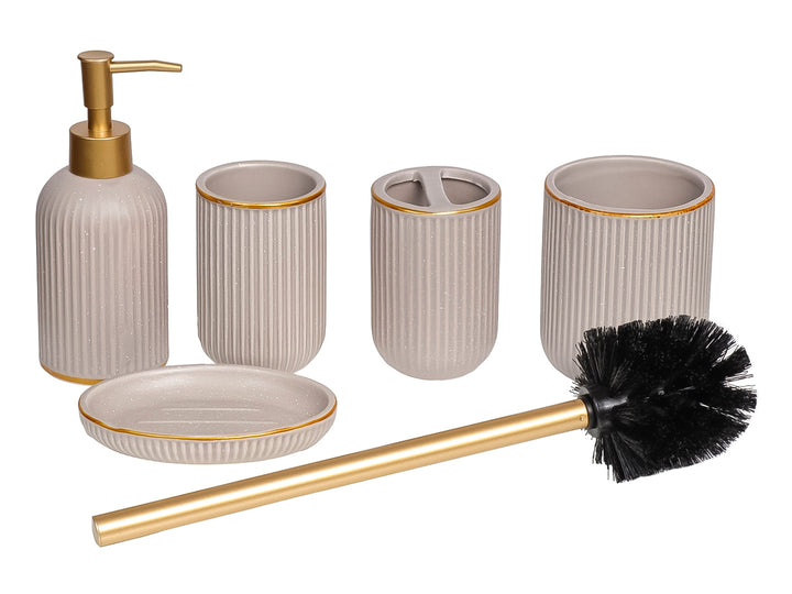 Set de accesorios para baño de 6 piezas en cerámica color beige con detalles dorados y textura acanalada.