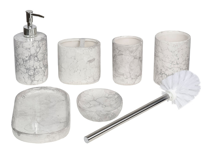 Set de accesorios para baño de 7 piezas en cerámica blanca con vetas negras y detalles plateados.