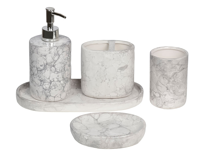 Set de accesorios para baño de 7 piezas en cerámica blanca con vetas negras y detalles plateados.