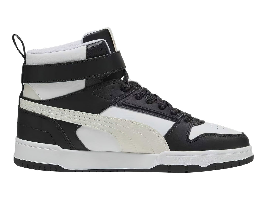 Tenis PUMA RBD Game en colores blanco, negro y gris con diseño de bota alta y correa ajustable en el tobillo.