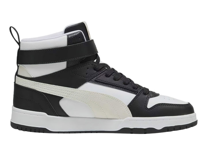 Tenis PUMA RBD Game en colores blanco, negro y gris con diseño de bota alta y correa ajustable en el tobillo.