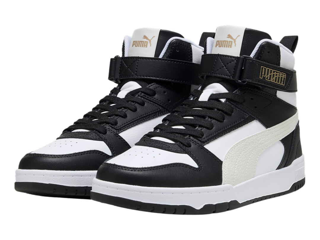 Tenis PUMA RBD Game en colores blanco, negro y gris con diseño de bota alta y correa ajustable en el tobillo.