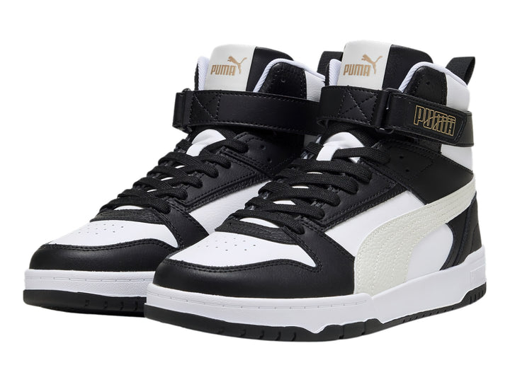 Tenis PUMA RBD Game en colores blanco, negro y gris con diseño de bota alta y correa ajustable en el tobillo.