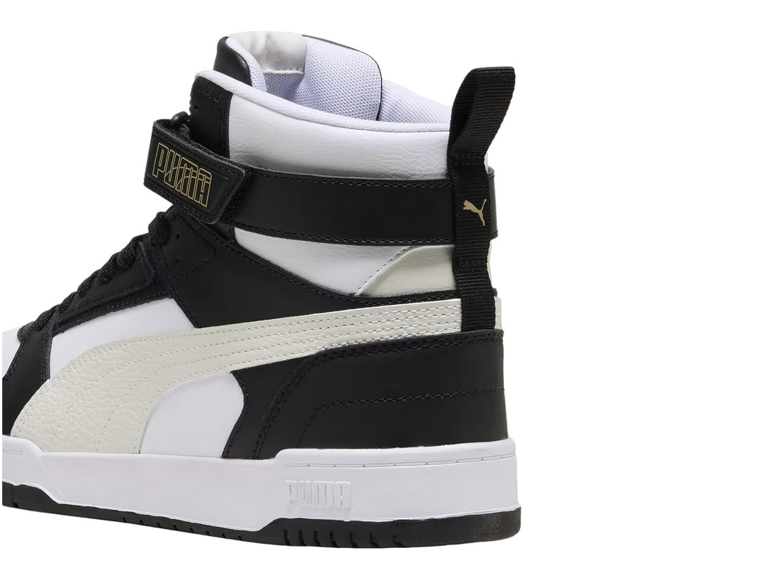 Tenis PUMA RBD Game en colores blanco, negro y gris con diseño de bota alta y correa ajustable en el tobillo.