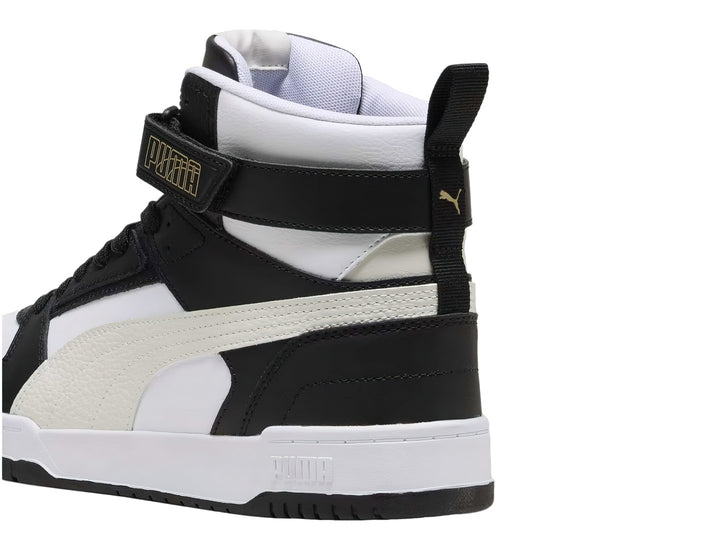 Tenis PUMA RBD Game en colores blanco, negro y gris con diseño de bota alta y correa ajustable en el tobillo.