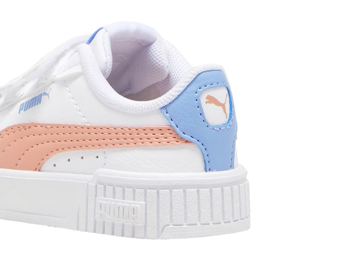 Tenis PUMA blancos para niña con detalles en rosa y azul y cierre de velcro.