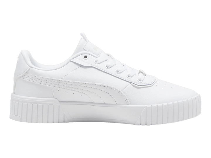 Tenis Puma Carina 2.0 Lux color blanco con suela de plataforma y detalles minimalistas.