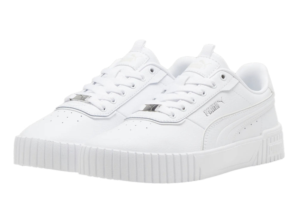 Tenis Puma Carina 2.0 Lux color blanco con suela de plataforma y detalles minimalistas.