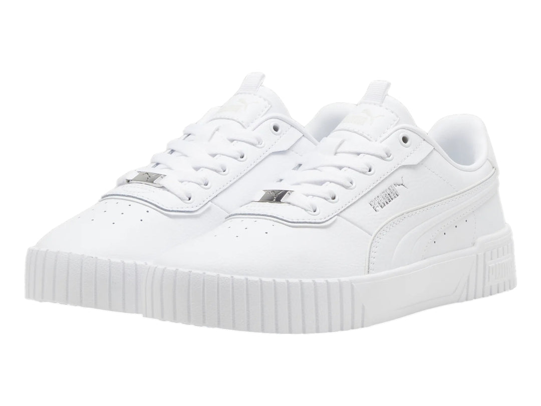 Tenis Puma Carina 2.0 Lux color blanco con suela de plataforma y detalles minimalistas.