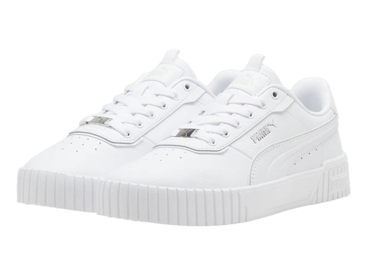 Tenis Puma Carina 2.0 Lux color blanco con suela de plataforma y detalles minimalistas.