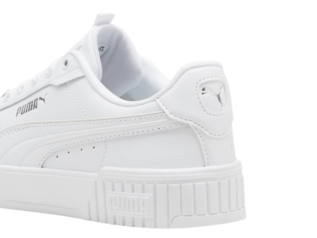 Tenis Puma Carina 2.0 Lux color blanco con suela de plataforma y detalles minimalistas.