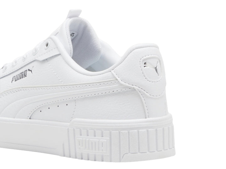 Tenis Puma Carina 2.0 Lux color blanco con suela de plataforma y detalles minimalistas.