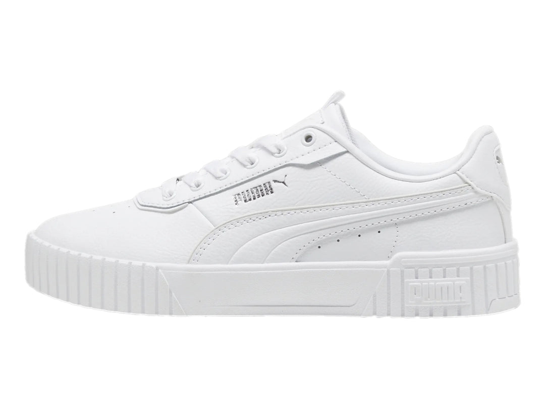 Tenis Puma Carina 2.0 Lux color blanco con suela de plataforma y detalles minimalistas.