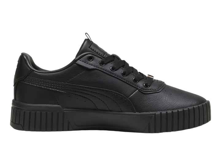 Tenis Puma Carina 2.0 Lux color negro con suela de plataforma y acabado mate.