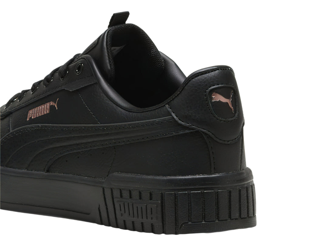 Tenis Puma Carina 2.0 Lux color negro con suela de plataforma y acabado mate.