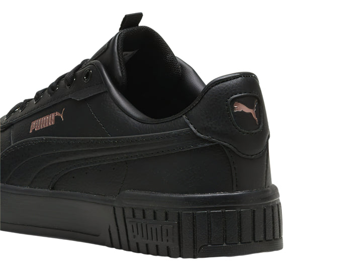 Tenis Puma Carina 2.0 Lux color negro con suela de plataforma y acabado mate.