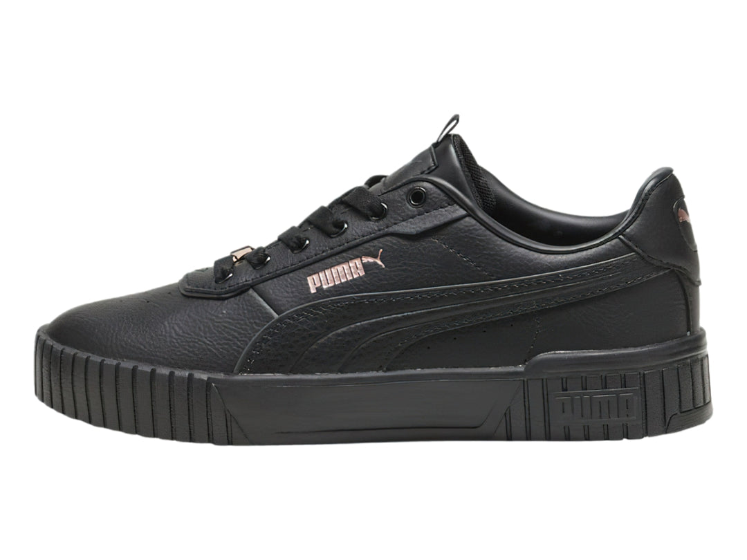 Tenis Puma Carina 2.0 Lux color negro con suela de plataforma y acabado mate.