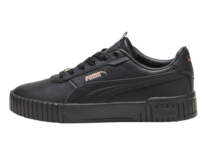 Tenis Puma Carina 2.0 Lux color negro con suela de plataforma y acabado mate.